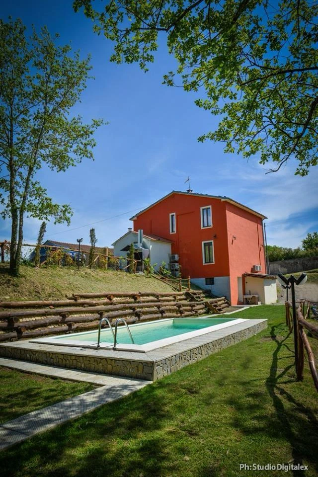 Piscina panoramica agriturismo Bagnone Lunigiana